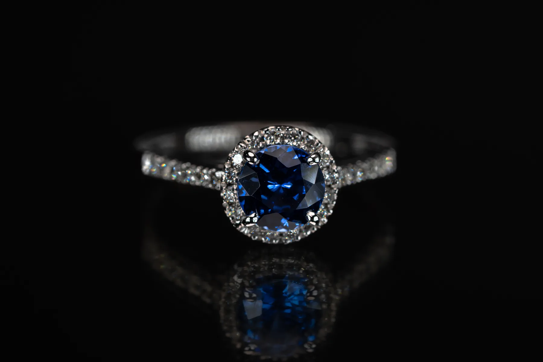 Ceylon sapphire and diamond halo ring handcrafted by Zora Jewellers Sri Lanka